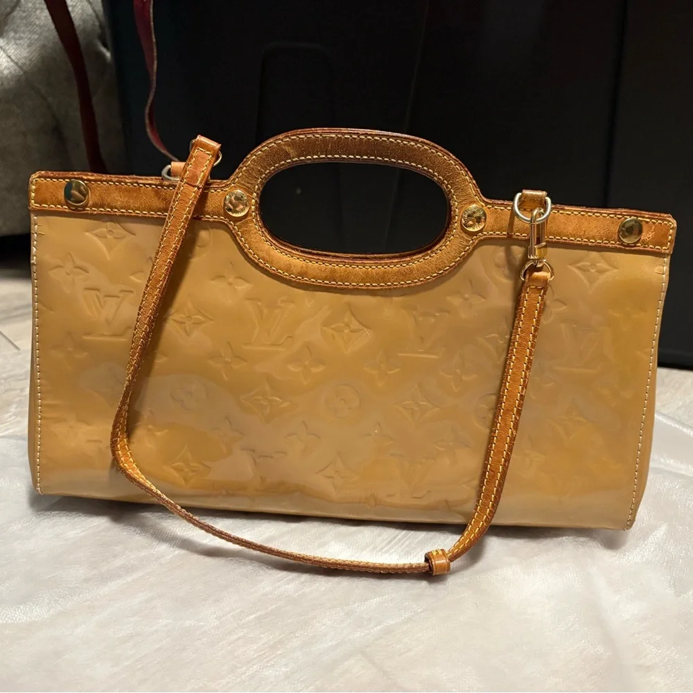 XSOLDX Louis Vuitton Roxbury Beige Vernis Monogram Bag W/ Authentication - Picture 2 of 14